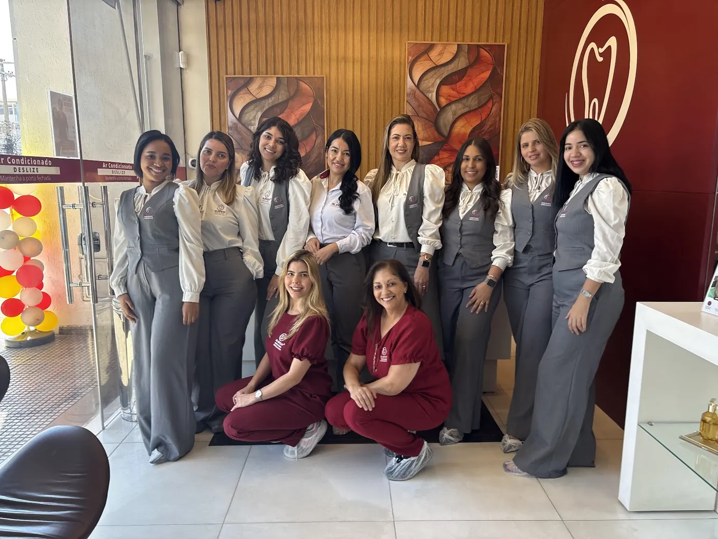 Equipe da Aliança Odontologia na recepção da clínica no Barreiro